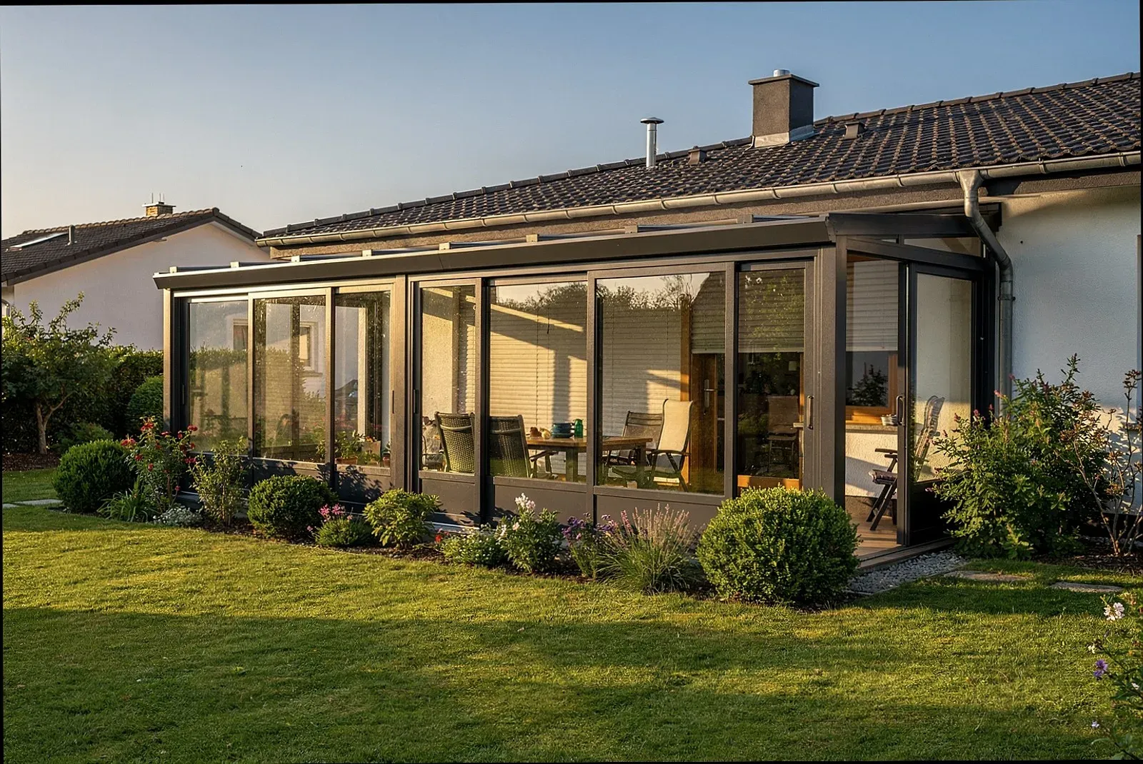 Wohnwintergarten mit großen Glasflächen an einem Einfamilienhaus in Regensburg